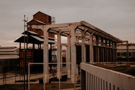 Catedrales del fierro y el arte: La fascinante metamorfosis de la arquitectura industrial reconvertida