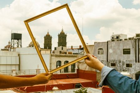 El laberinto de la identidad: Tensiones y reconfiguraciones en el arte contemporáneo latinoamericano