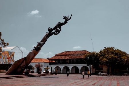 Monumentos, memoria y ciudad: El diálogo de la escultura en el espacio público latinoamericano