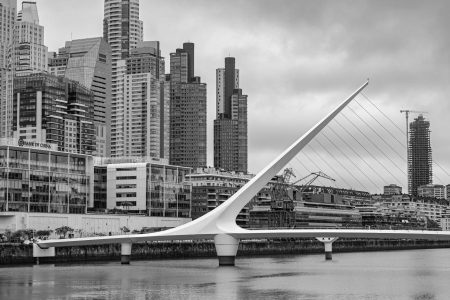 El lenguaje de las piedras y el espacio: Un viaje por la historia de la arquitectura como espejo del alma humana