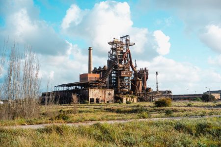 Catedrales del fierro: La metamorfosis de la arquitectura industrial en espacios de arte y cultura