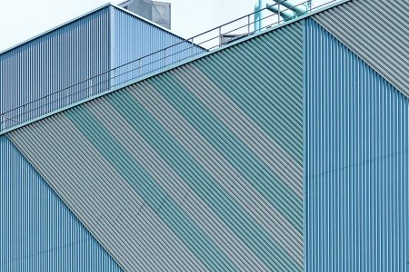 El renacer de los gigantes de fierro: Arquitectura industrial reconvertida y su impacto cultural en Chile