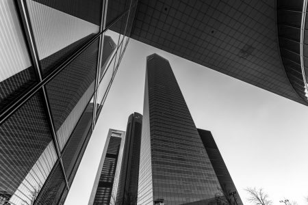 El arte de congelar el espacio: la fotografia arquitectonica como dialogo entre luz, forma y cultura