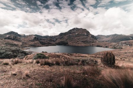 El lente que habita el territorio: La fotografía de paisaje como registro arquitectónico y patrimonial