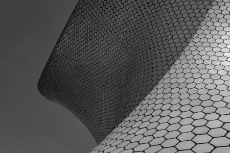 La arquitectura de la memoria: Espacio, luz y narrativa en la museografía contemporánea