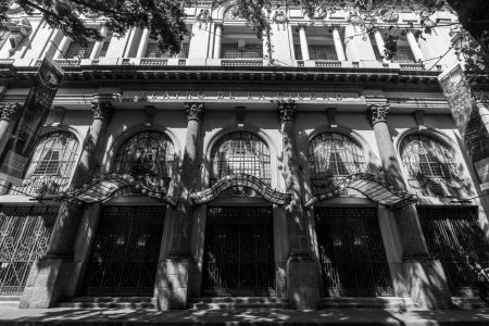 Escenarios de luz y hormigón: El diálogo indivisible entre el cine y la arquitectura
