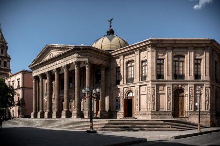 Del refugio a la utopia: Un viaje a traves de la historia de la arquitectura humana