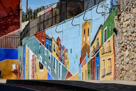 El lienzo de la ciudad: Cómo el muralismo y el arte urbano redefinen la arquitectura y la identidad cultural chilena