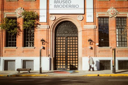 El contenedor como contenido: Evolucion, tension y futuro de la arquitectura expositiva en los museos