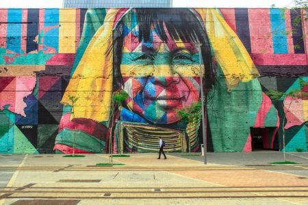 El lienzo de la ciudad: Cómo el muralismo y el arte urbano reconfiguran la identidad cultural y arquitectónica en Chile