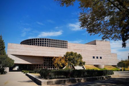 La reinvención del hormigón y la sombra: Identidad, paisaje y modernidad en la arquitectura latinoamericana