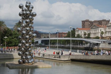 El volumen de la memoria: La escultura urbana como alma del espacio público