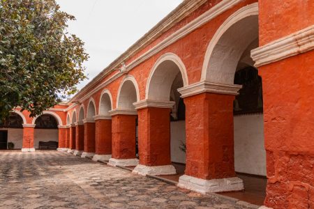 La huella del tiempo en la piedra y la madera: Un recorrido por la arquitectura y el patrimonio vivo de Chile